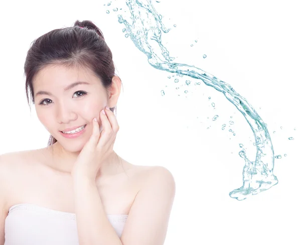 Giovane donna sorriso faccia skincare con spruzzi d'acqua — Foto Stock
