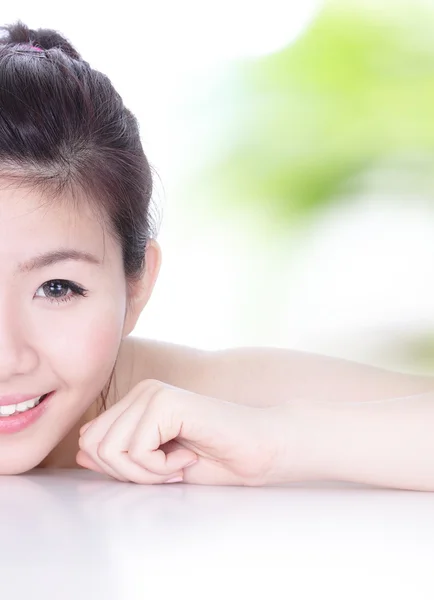 Mulher Skincare Meio sorriso Rosto e mão — Fotografia de Stock