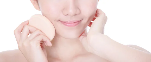 Primer plano de la belleza aplicando la base de la cara por esponja — Foto de Stock