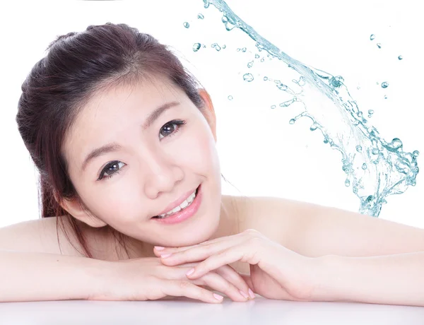 Jovem mulher sorrir rosto skincare com respingo de água — Fotografia de Stock