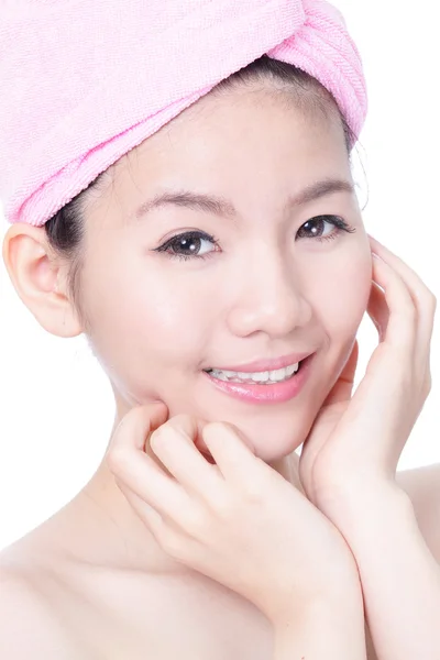 Portret van een jong meisje glimlach gezicht na bad spa — Stockfoto