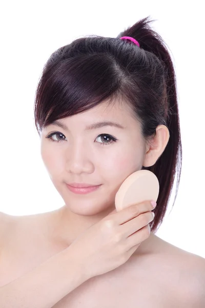 Mulher usando esponja cosmética no rosto com sorriso — Fotografia de Stock