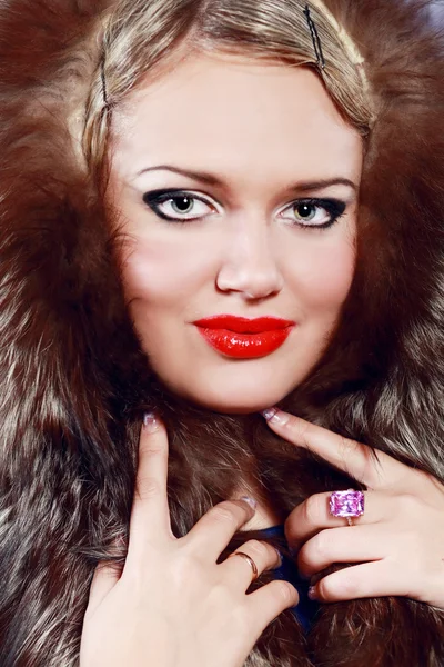 Όμορφη νεαρή γυναίκα στην κουκούλα γούνα — Φωτογραφία Αρχείου