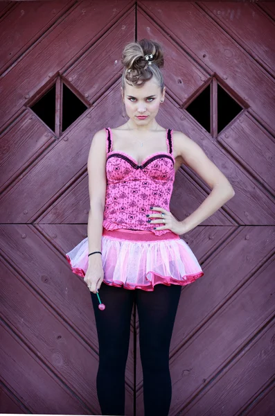 Aantrekkelijke jonge vrouw gekleed in pinup stijl met lolly — Stockfoto