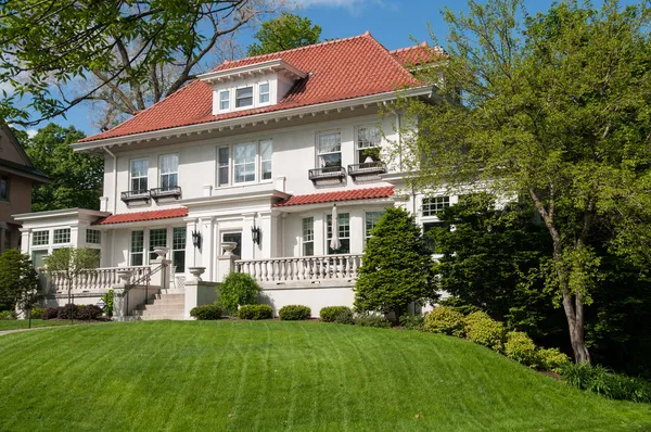 Belle maison familiale moderne avec grande pelouse Photos De Stock Libres De Droits