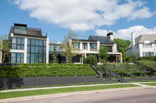 Straatmening van moderne familie huis met grote gazon Stockfoto