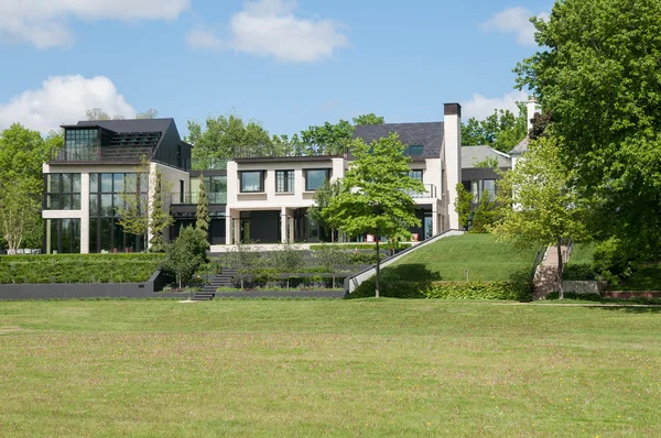 Maison familiale moderne avec grande pelouse Images De Stock Libres De Droits