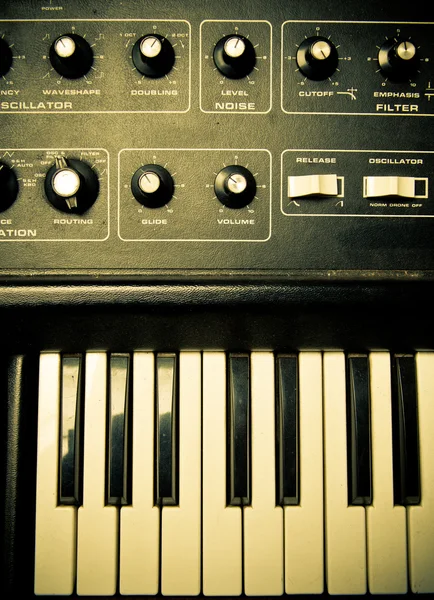 Synthesizer knoppen en toetsen — Stockfoto