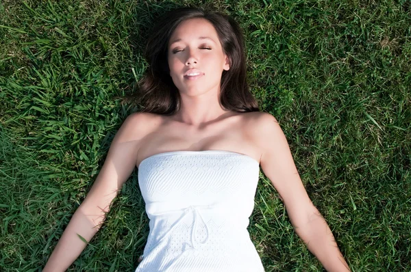 Młoda kobieta w trawie Zdjęcie Stockowe