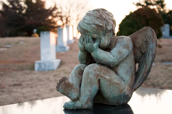 Baby angel gråta på kyrkogård Royaltyfria Stockfoton
