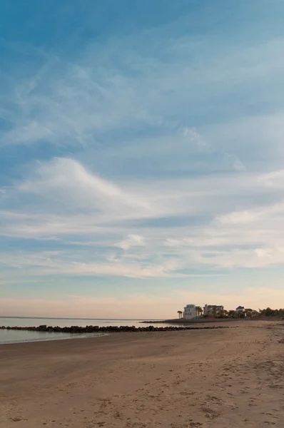 Sakin kumlu deniz manzarası, dikey — Stok fotoğraf