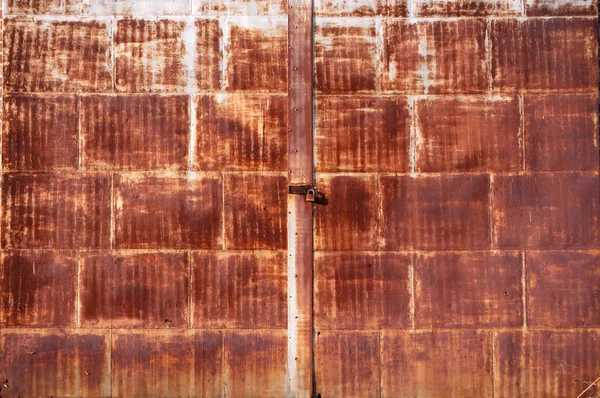古い錆びたロックされたドア — ストック写真