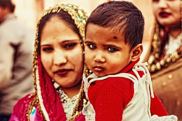 Indiai nő gyerekekkel — Stock Fotó