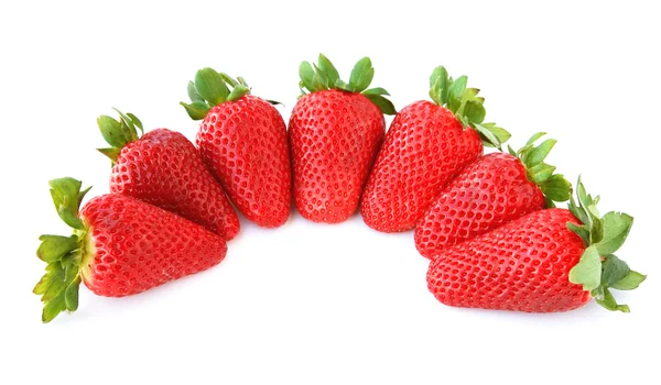 Γλυκιά και ζουμερή φράουλες που απομονώνονται σε λευκό φόντο. — Φωτογραφία Αρχείου