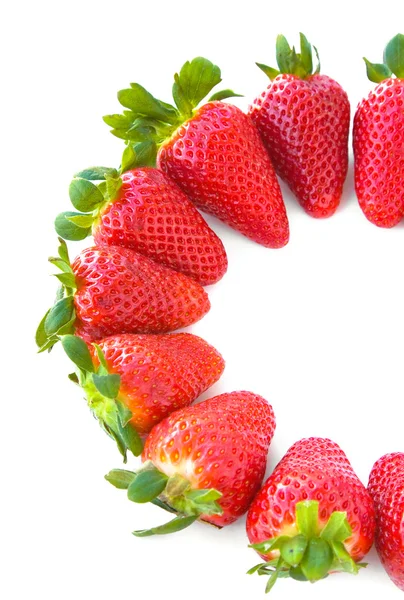 Süße und saftige Erdbeeren isoliert auf weißem Hintergrund. — Stockfoto