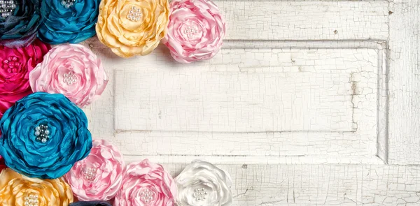 Flerfärgade vintage blommor på äldre dörr — Stockfoto