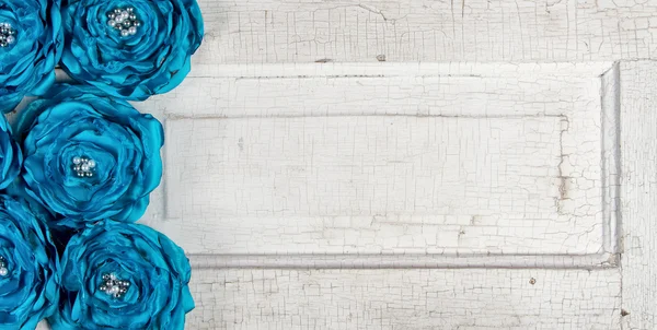 Blaue Vintage-Blumen an einer alten Tür — Stockfoto