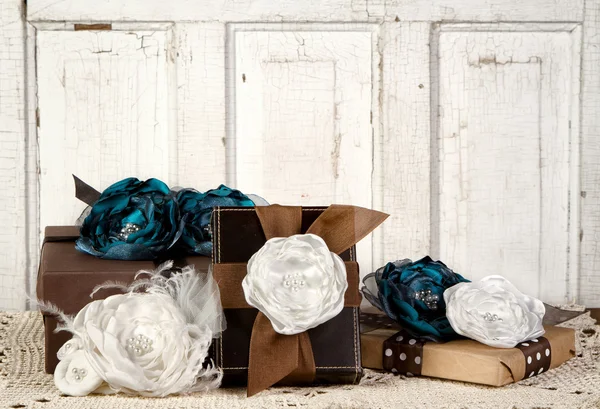 Verpakt vintage pakketten met bloemen — Stockfoto
