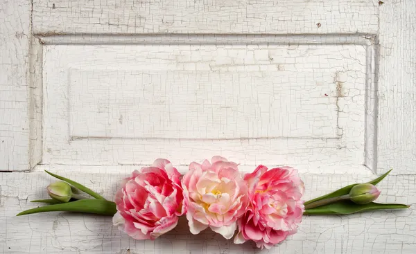 Fleurs sur une porte vintage lambrissée — Photo