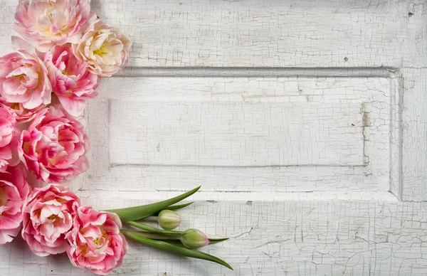 Blommor på en träpaneler vintage dörr — Stockfoto