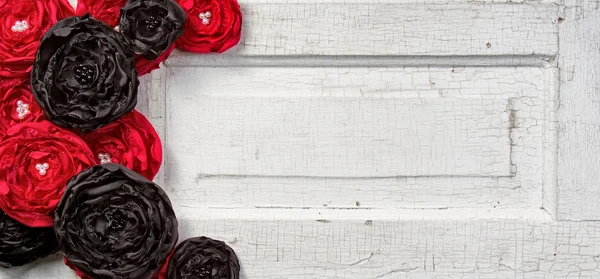 Fleurs noires et rouges sur porte vintage — Photo