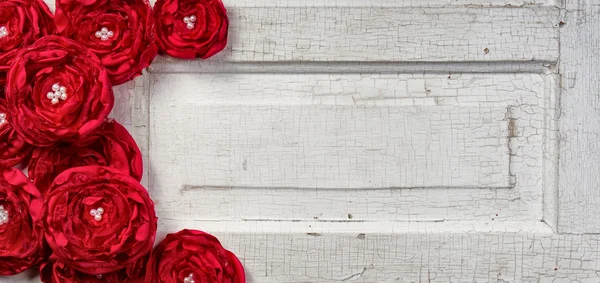 Rode bloemen op vintage deur — Stockfoto
