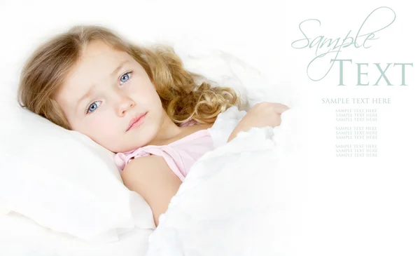 Sjuka eller ledsen barnet i sängen — Stockfoto
