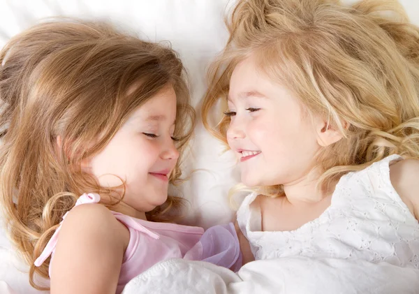 Meninas na cama ter um sono-over — Fotografia de Stock
