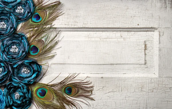 孔雀の羽とヴィンテージのドア上の花 — ストック写真