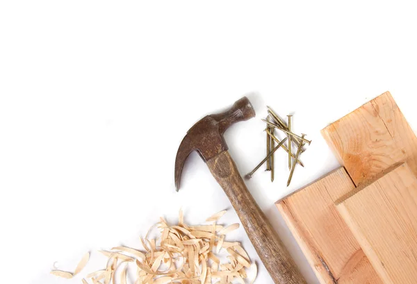 Martillo y clavos sobre fondo blanco — Foto de Stock