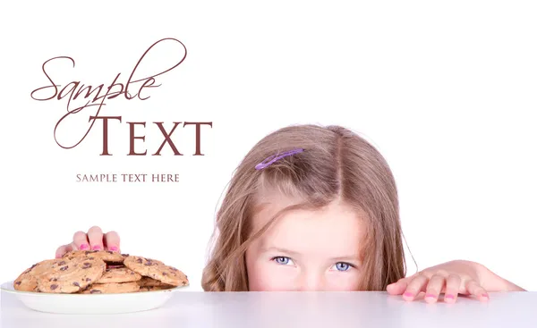 Een schattig meisje steelt cookies — Stockfoto