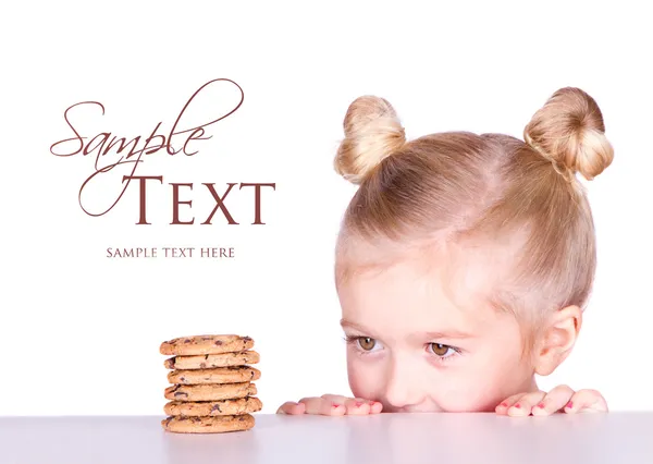 En söt ser ut på en hög av cookies — Stockfoto