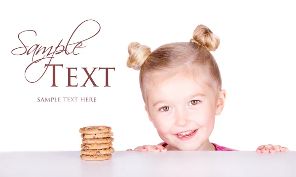 Pré-escolar bonito com biscoitos de chocolate chip — Fotografia de Stock