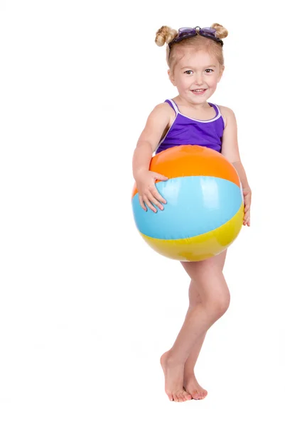 Menina segurando bola de praia isolada — Fotografia de Stock