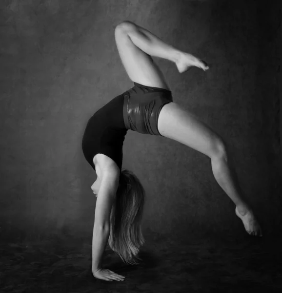 Dziewczyna robi grzbiet zginać ani gimnastyka — Zdjęcie stockowe