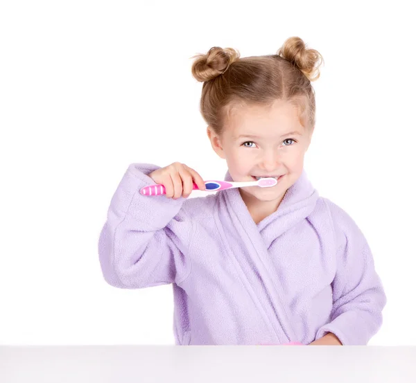 Petite fille mignonne brossant les dents — Photo
