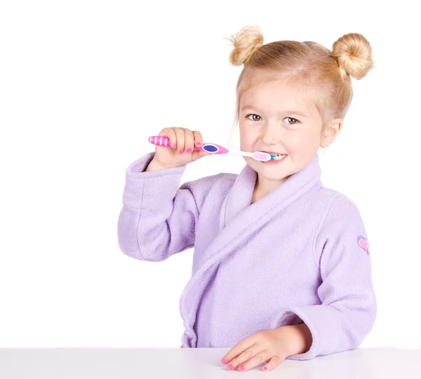 Мила маленька дівчинка чистить зуби — стокове фото
