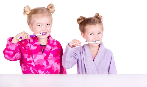 Duas meninas bonitos escovando dentes — Fotografia de Stock