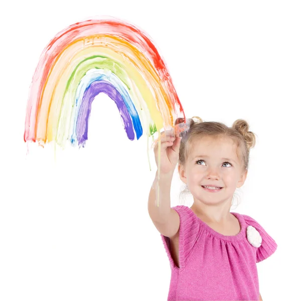 Klein meisje verven regenboog op venster — Stockfoto