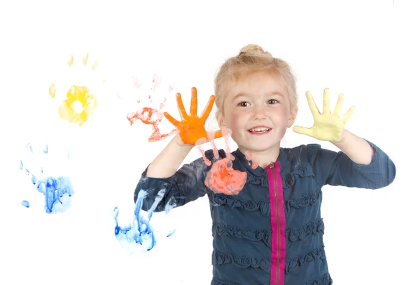 Маленькая девочка рисует отпечатки рук на окне — стоковое фото