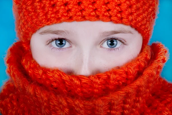 オレンジ色の冬の帽子とスカーフを着ている少女 — ストック写真