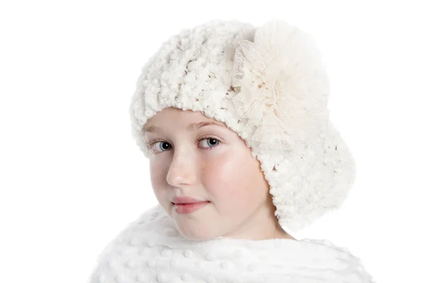Menina atraente em chapéu de malha branco — Fotografia de Stock