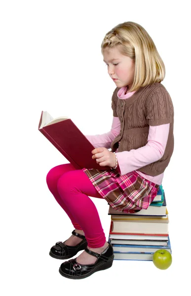 Uma menina da escola lendo um livro — Fotografia de Stock