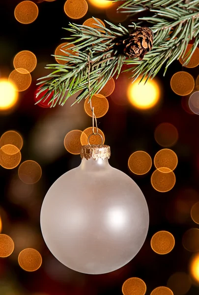 Рождественское украшение, свисающее с сосновой ветки — стоковое фото