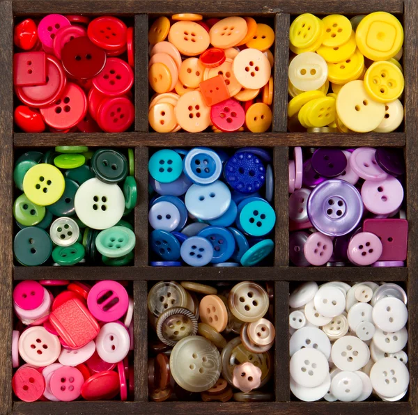 Un surtido de botones dispuestos por color — Foto de Stock