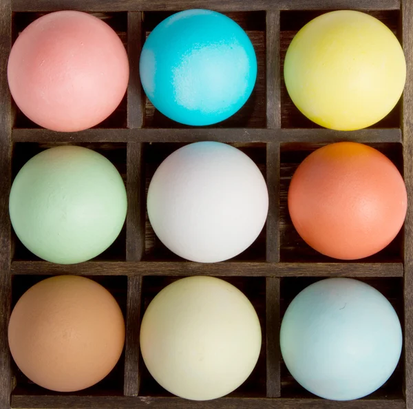 Ovos de Páscoa em uma caixa de impressoras — Fotografia de Stock