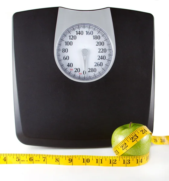 Bir elma bir ölçüm bandı ve ölçek — Stok fotoğraf