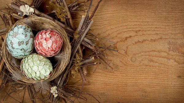Ovos decorativos de páscoa feitos de papel no ninho — Fotografia de Stock