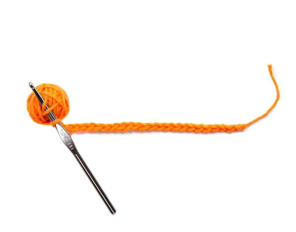 Una palla di filato con una stringa all'uncinetto per testo — Foto Stock