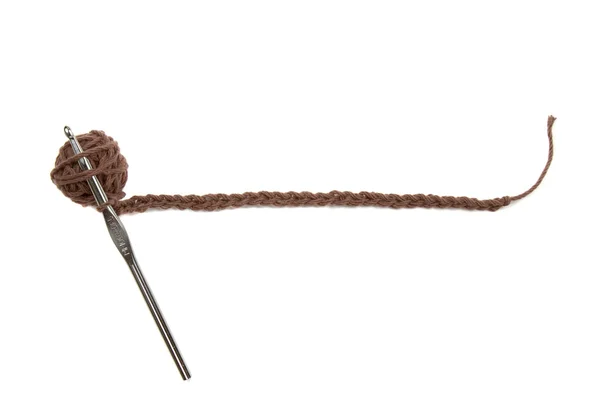 Une boule de fil marron avec une corde au crochet pour le texte — Photo